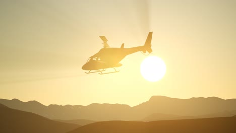 Extremer-Zeitlupenflughubschrauber-Und-Sonnenuntergangshimmel